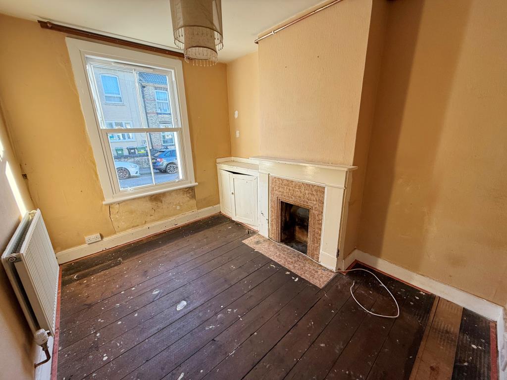 Lot: 67 - HOUSE IN NEED OF IMPROVEMENT - Living room